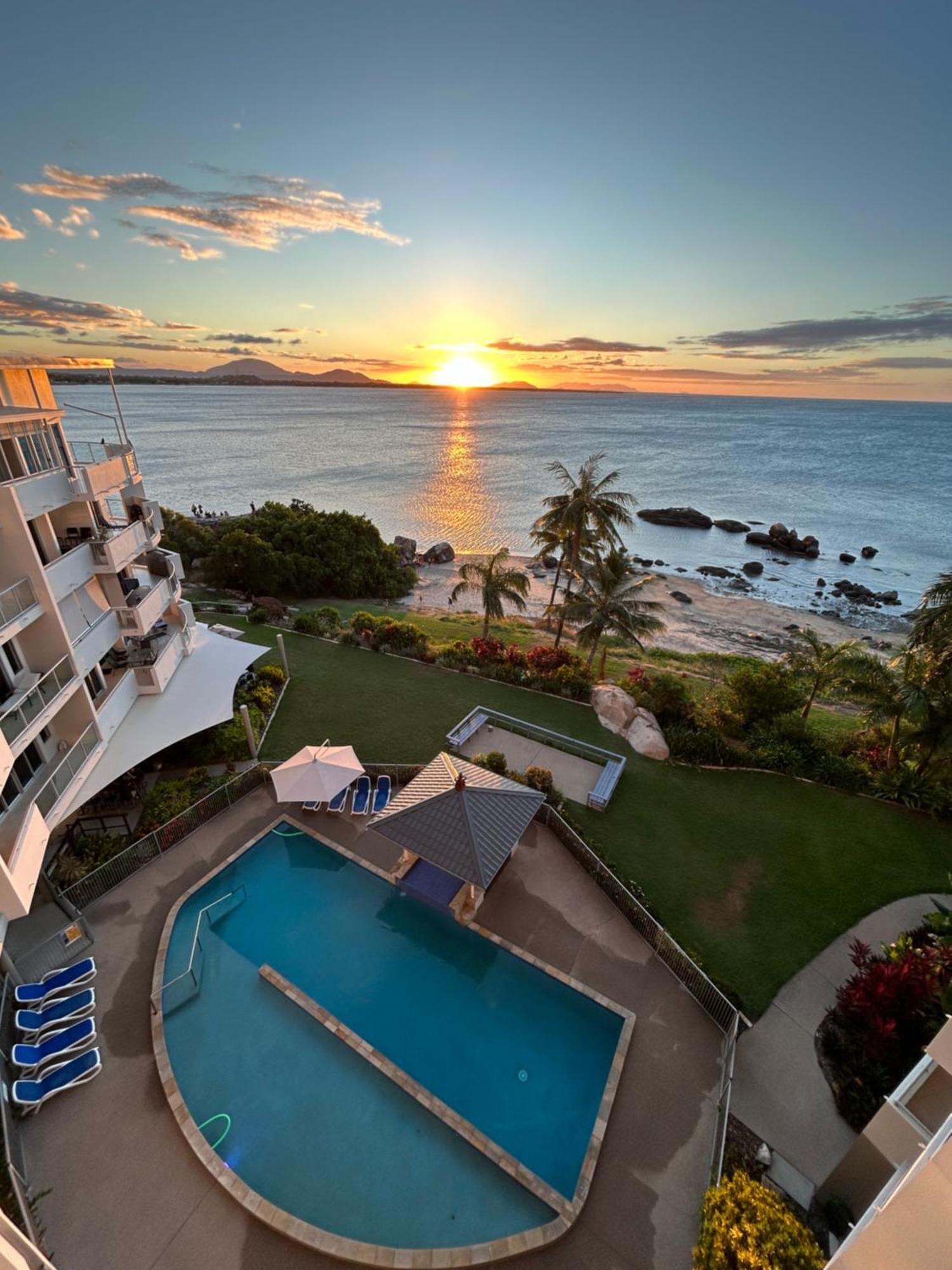 Coral Cove Apartments - Absolute Beachfront Resort Bowen Eksteriør bilde