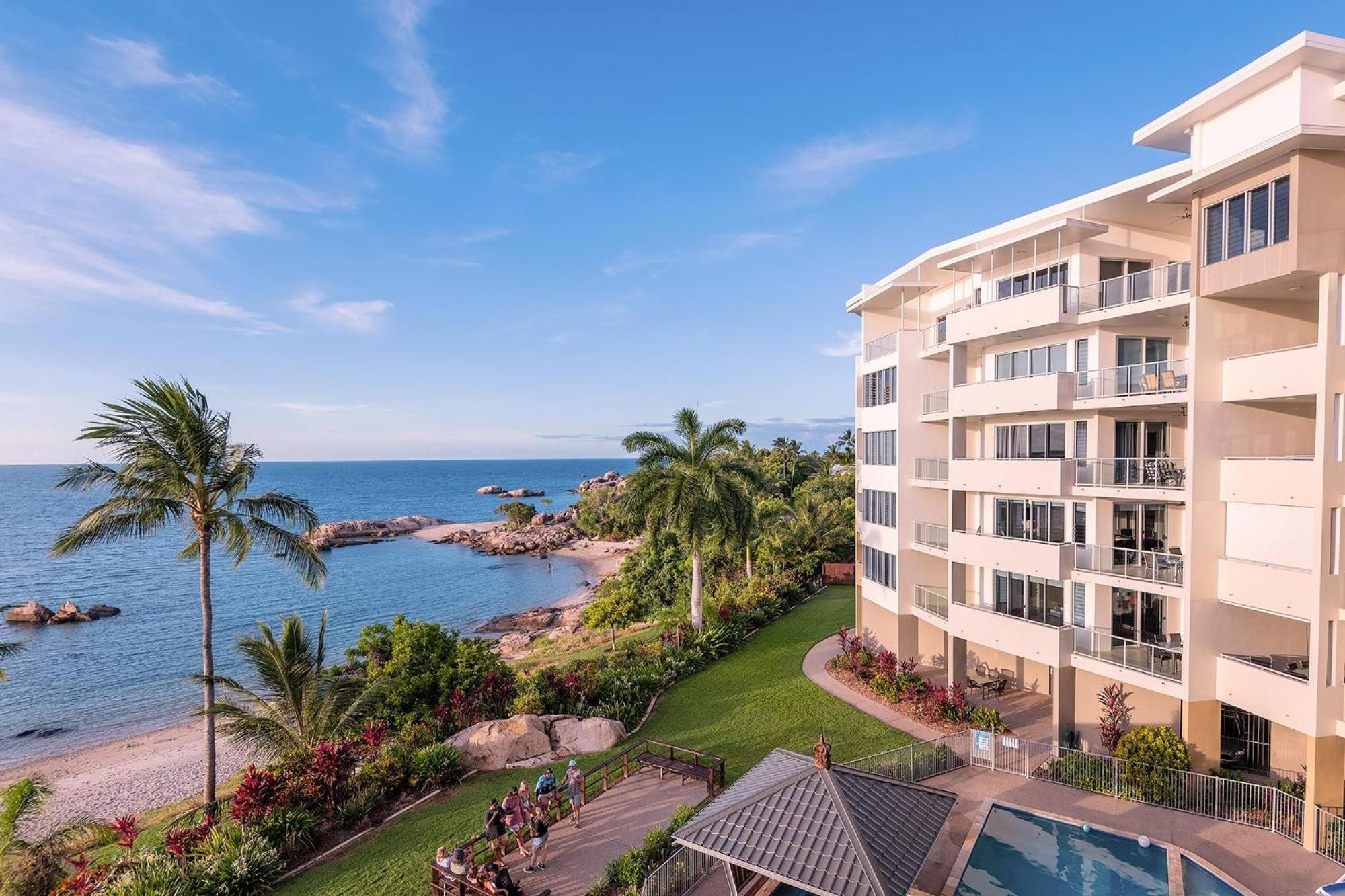 Coral Cove Apartments - Absolute Beachfront Resort Bowen Eksteriør bilde