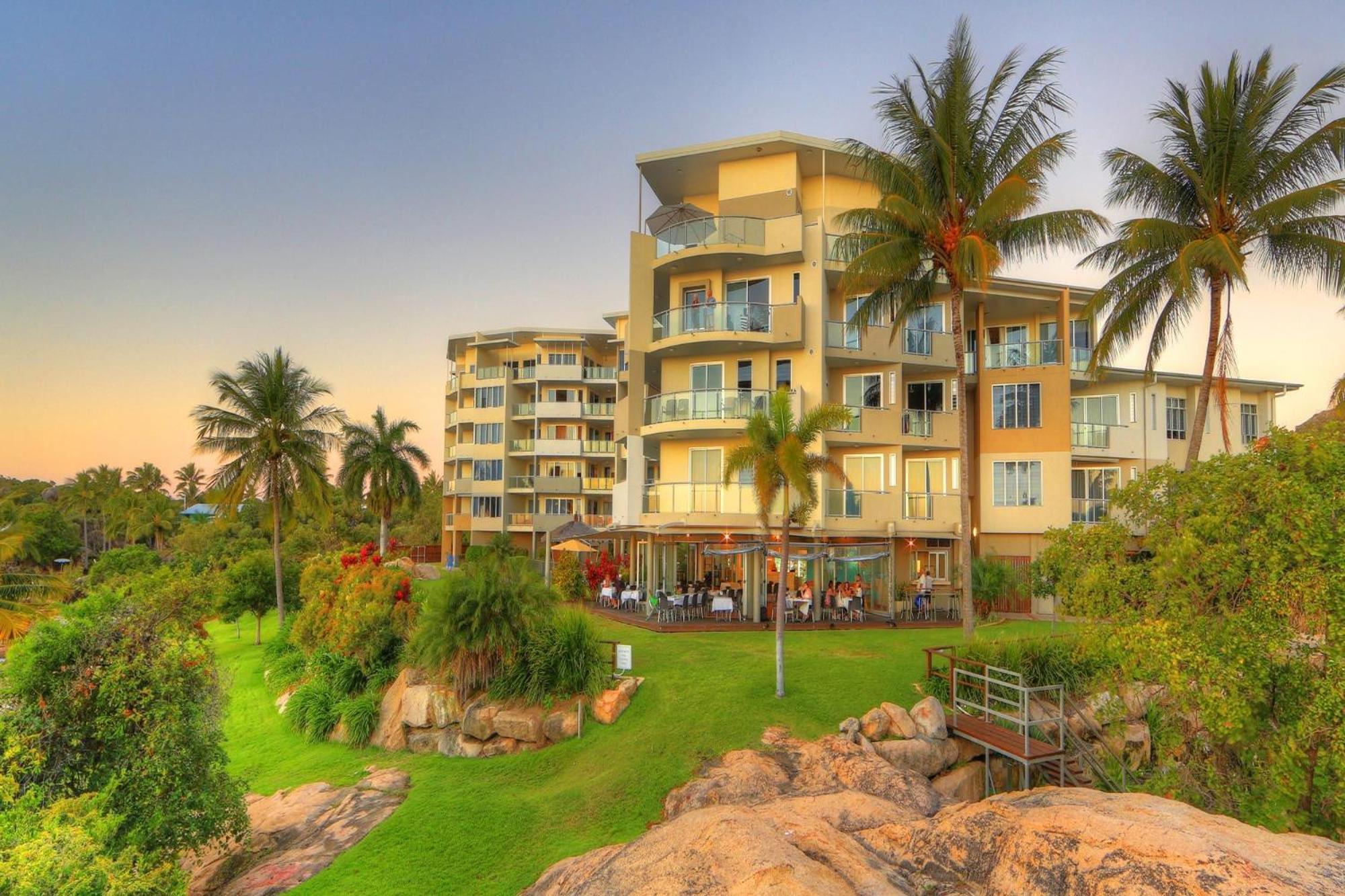 Coral Cove Apartments - Absolute Beachfront Resort Bowen Eksteriør bilde