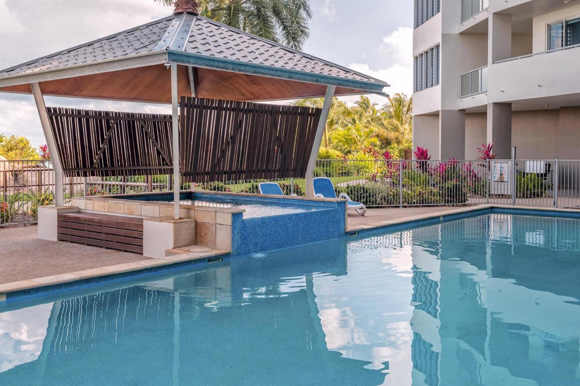 Coral Cove Apartments - Absolute Beachfront Resort Bowen Eksteriør bilde