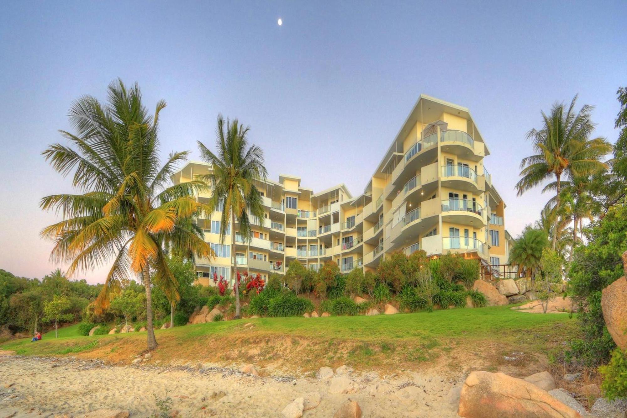 Coral Cove Apartments - Absolute Beachfront Resort Bowen Eksteriør bilde