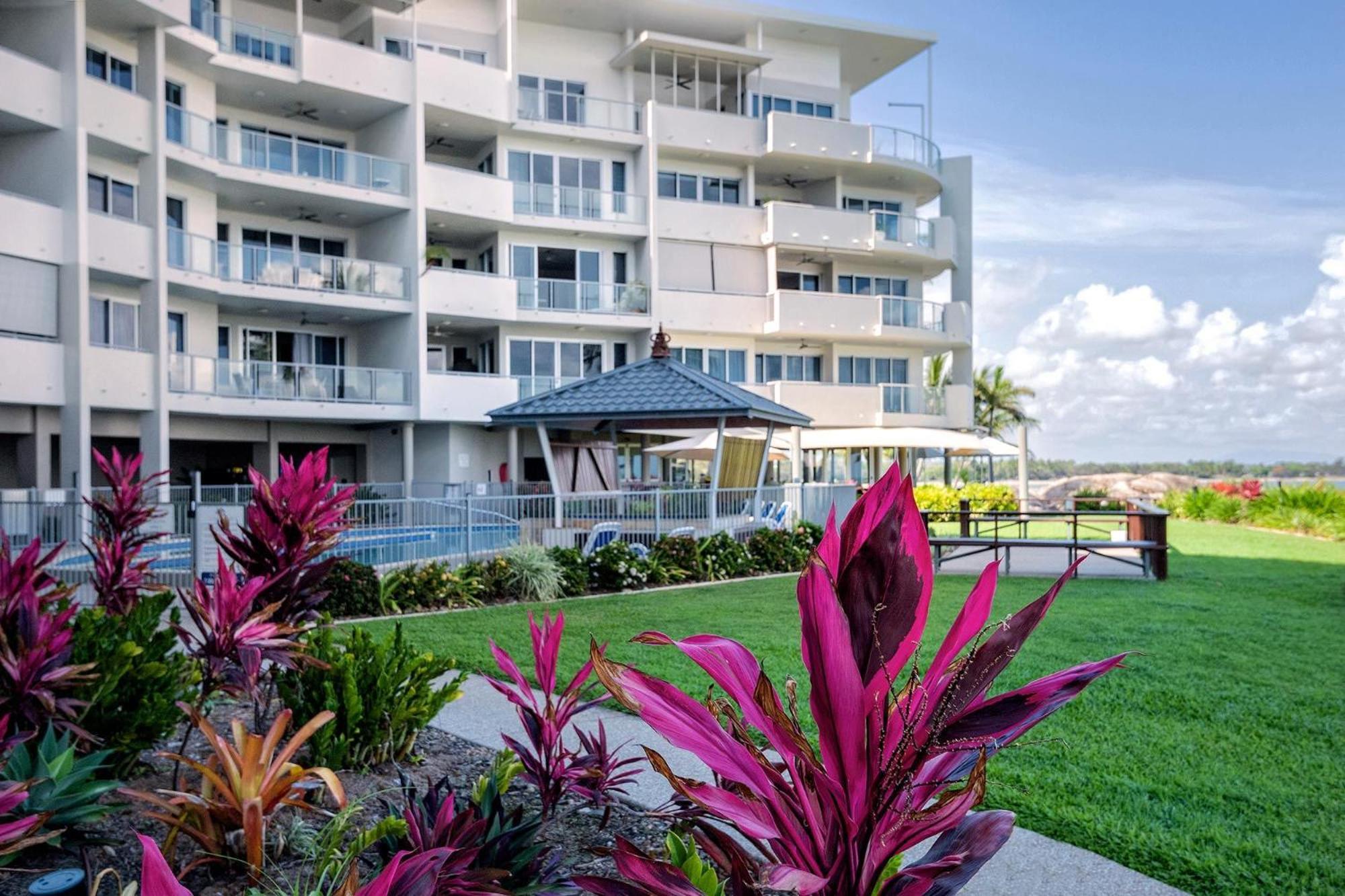 Coral Cove Apartments - Absolute Beachfront Resort Bowen Eksteriør bilde
