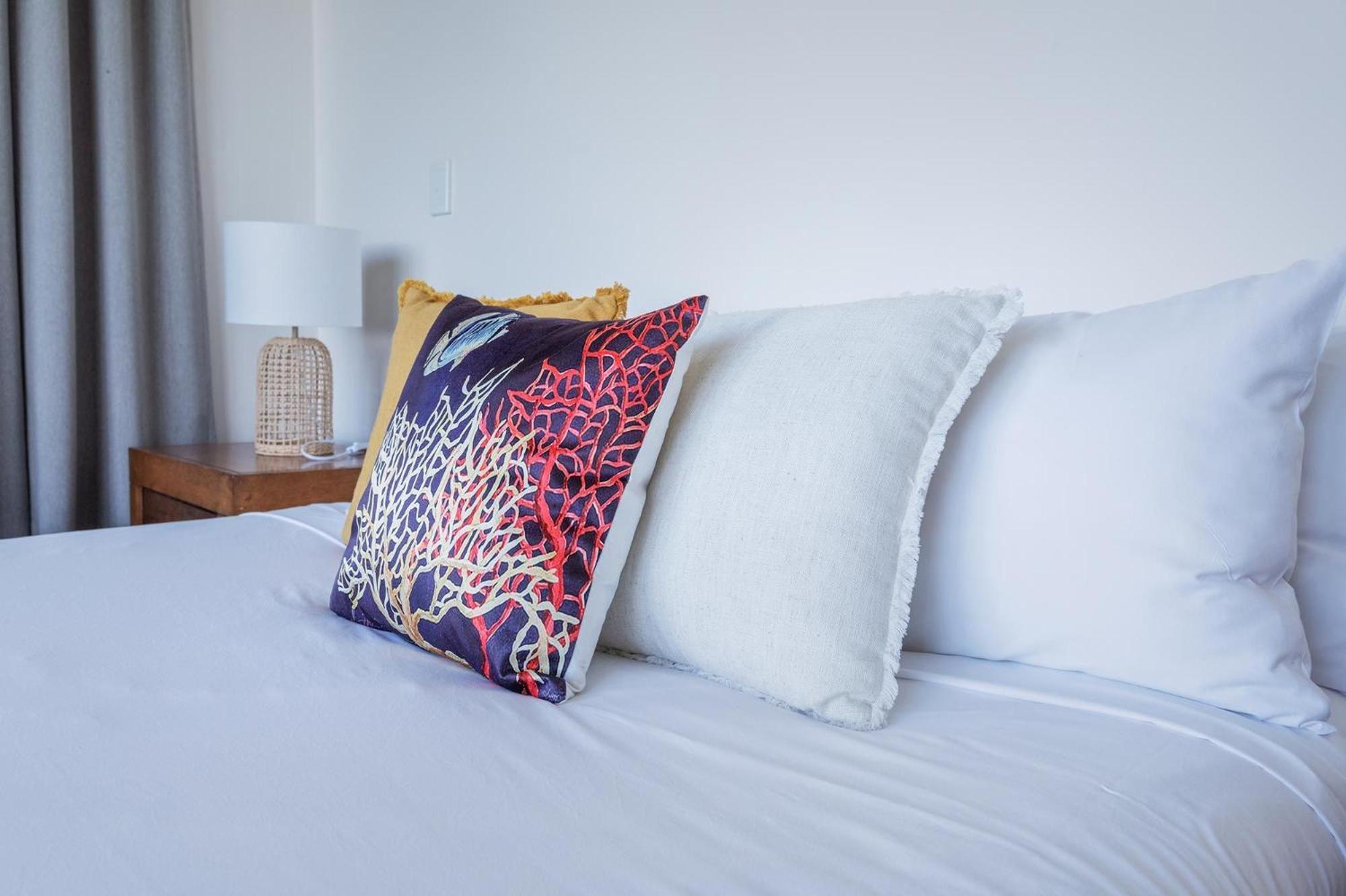 Coral Cove Apartments - Absolute Beachfront Resort Bowen Eksteriør bilde