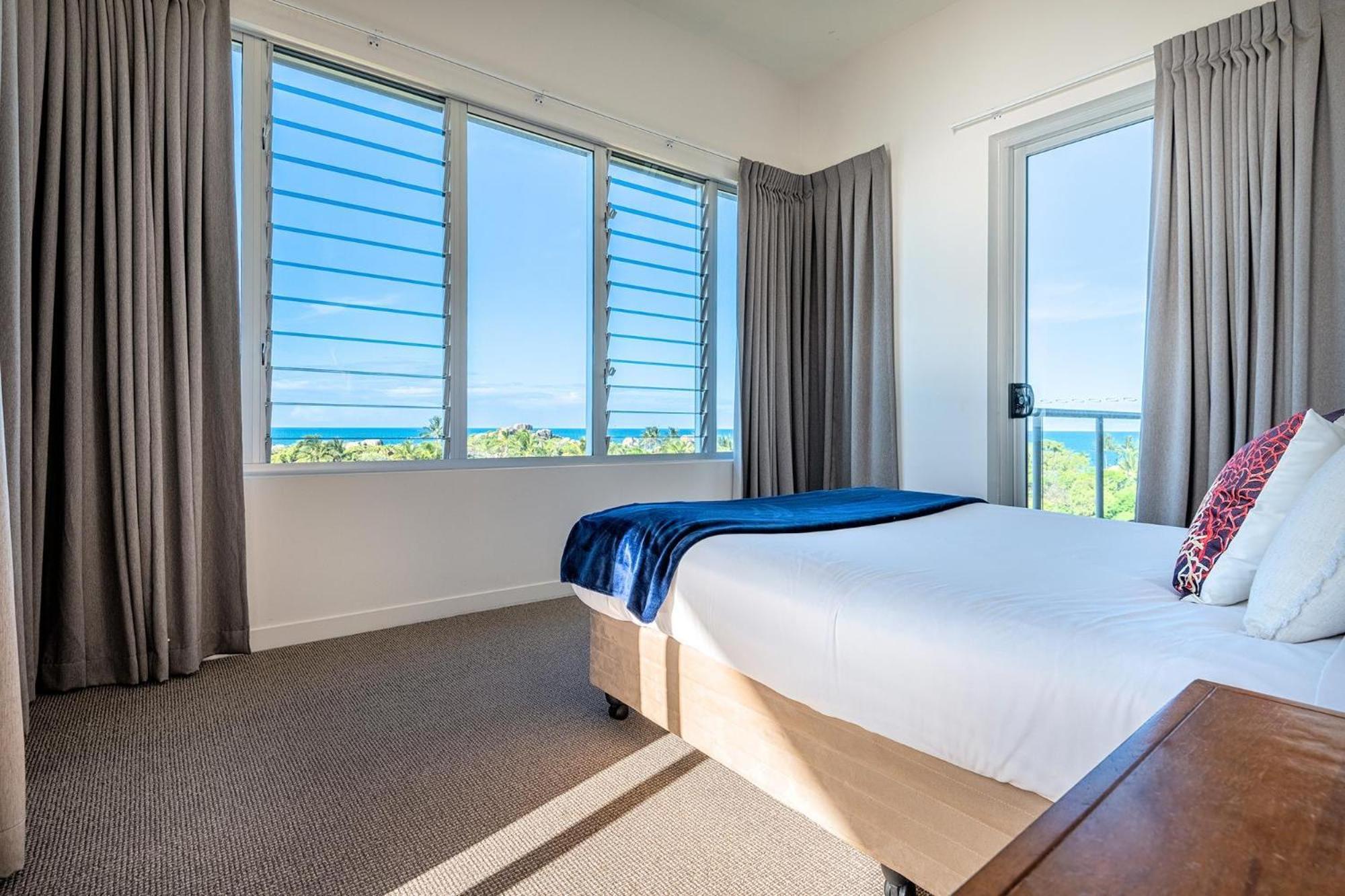 Coral Cove Apartments - Absolute Beachfront Resort Bowen Eksteriør bilde