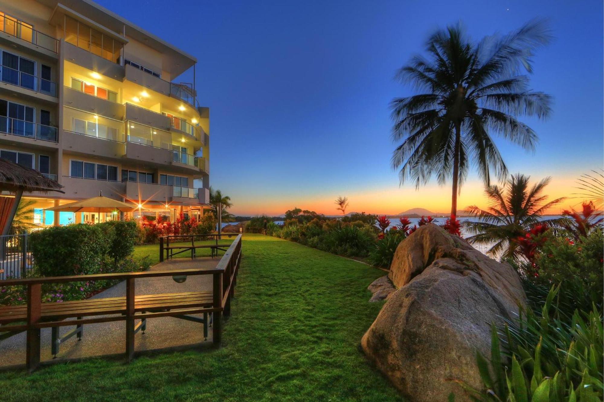 Coral Cove Apartments - Absolute Beachfront Resort Bowen Eksteriør bilde