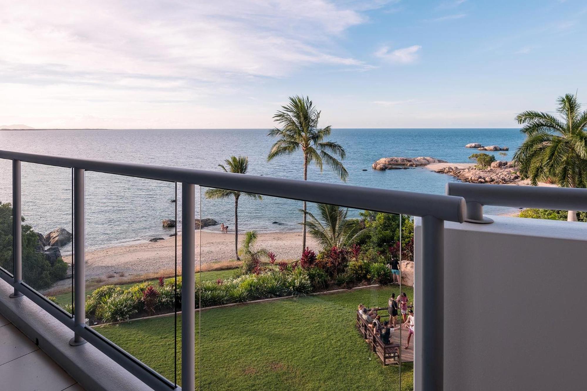Coral Cove Apartments - Absolute Beachfront Resort Bowen Eksteriør bilde