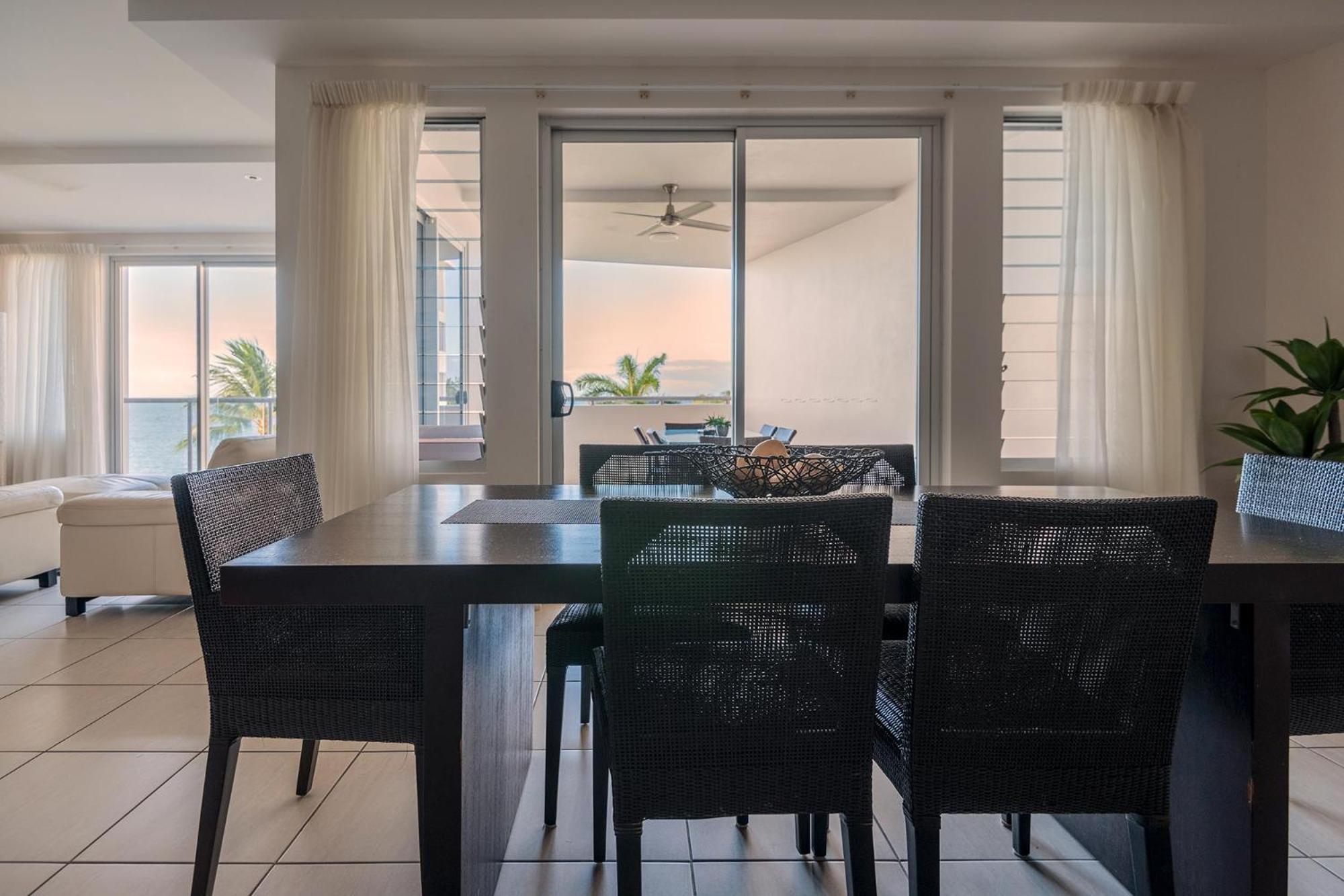 Coral Cove Apartments - Absolute Beachfront Resort Bowen Eksteriør bilde