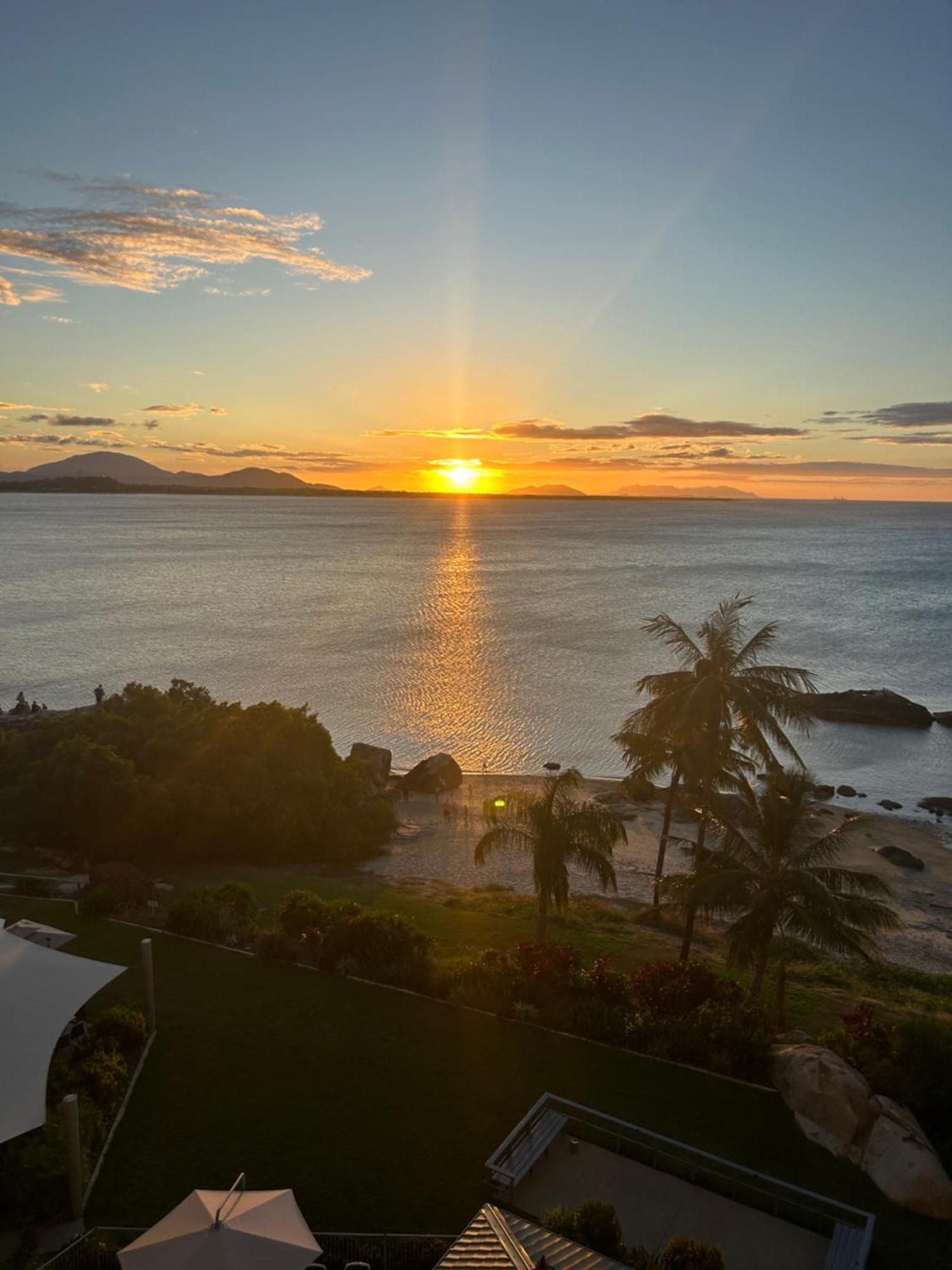 Coral Cove Apartments - Absolute Beachfront Resort Bowen Eksteriør bilde