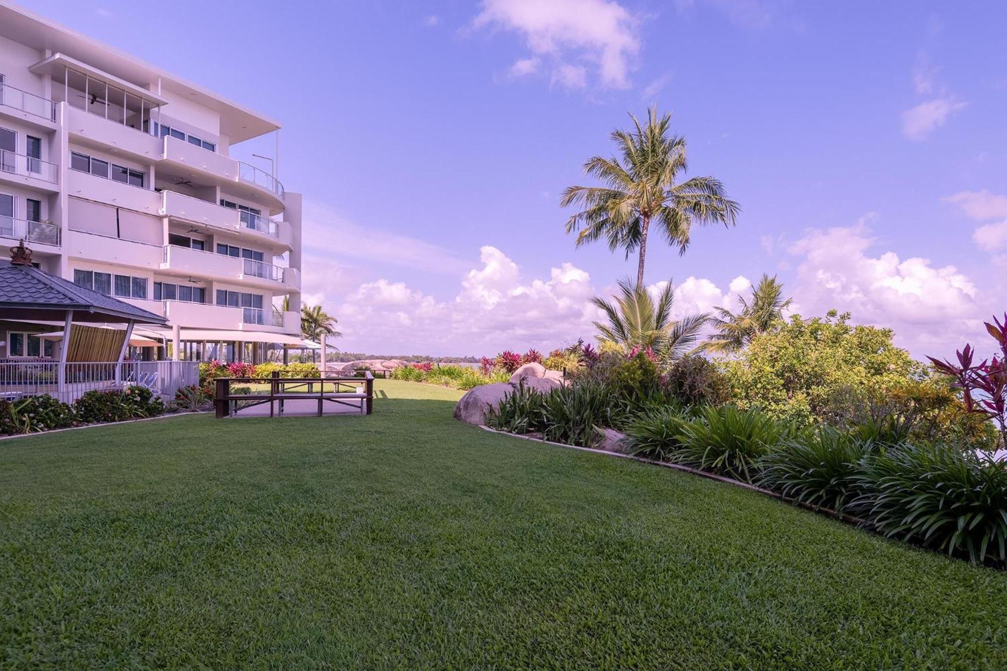 Coral Cove Apartments - Absolute Beachfront Resort Bowen Eksteriør bilde
