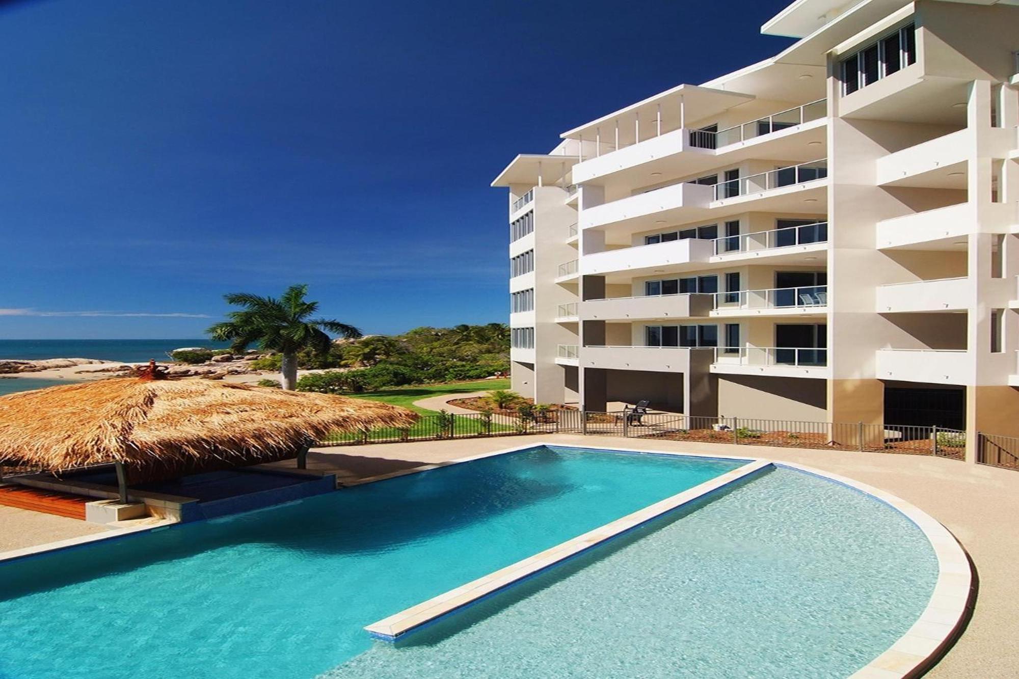 Coral Cove Apartments - Absolute Beachfront Resort Bowen Eksteriør bilde