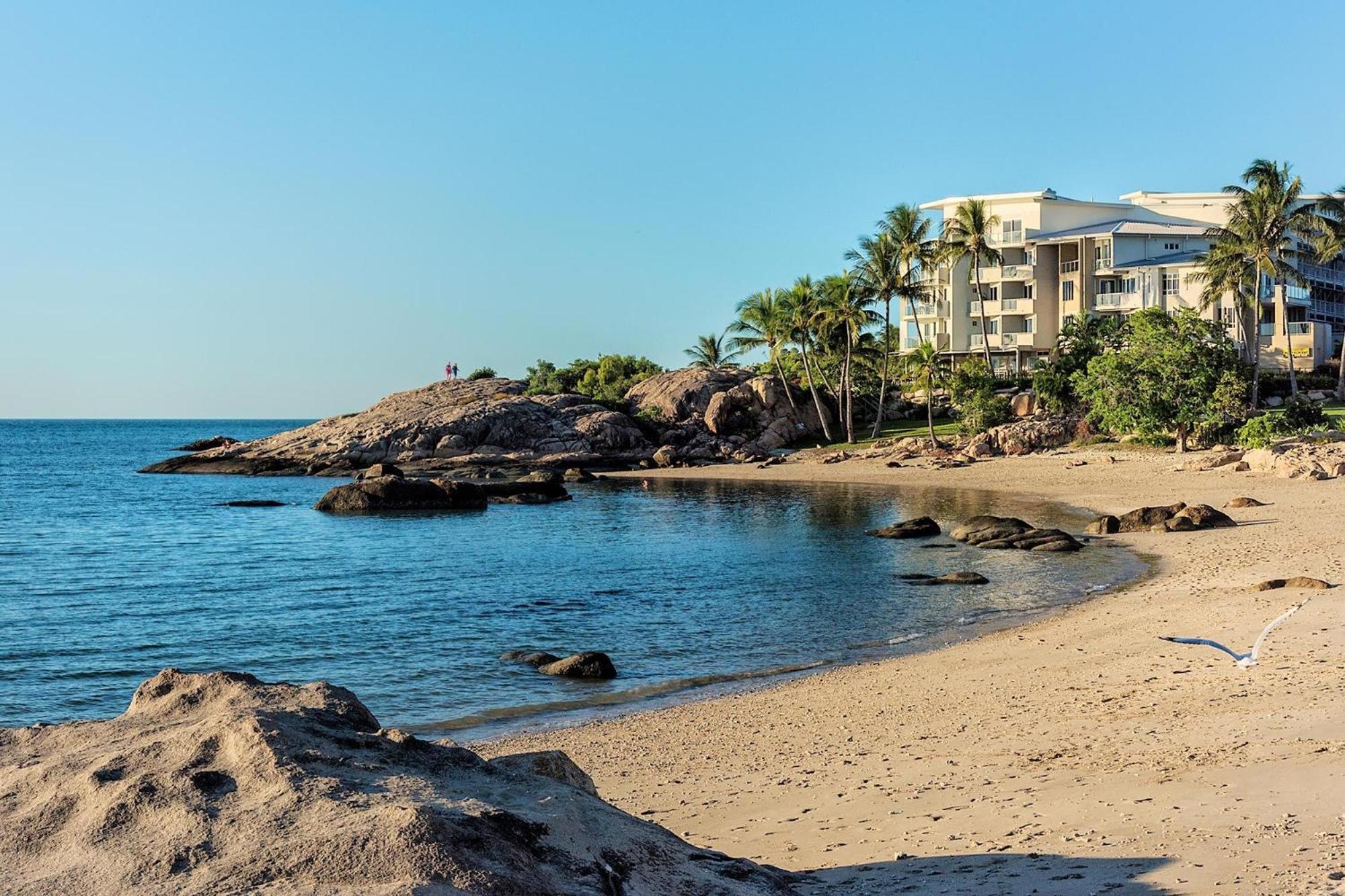 Coral Cove Apartments - Absolute Beachfront Resort Bowen Eksteriør bilde