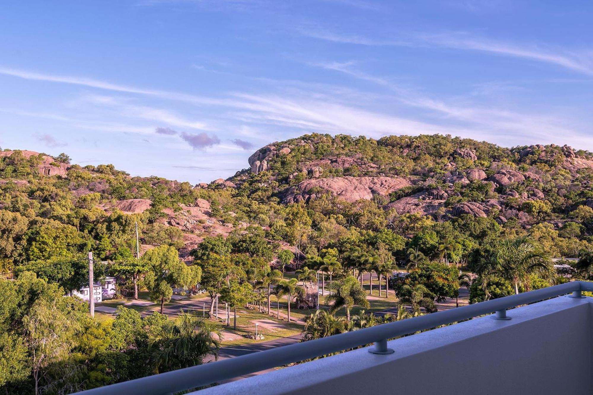 Coral Cove Apartments - Absolute Beachfront Resort Bowen Eksteriør bilde