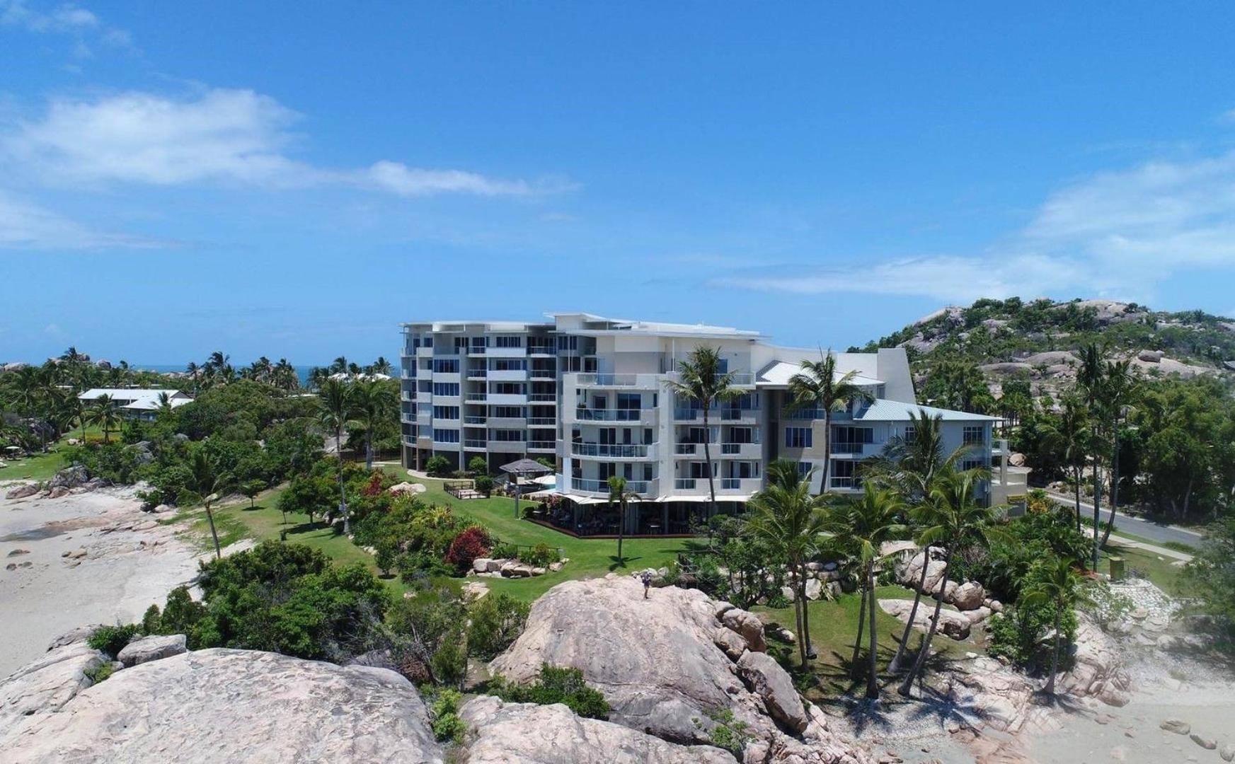 Coral Cove Apartments - Absolute Beachfront Resort Bowen Eksteriør bilde